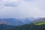 山间雨景     绿野与山峦
