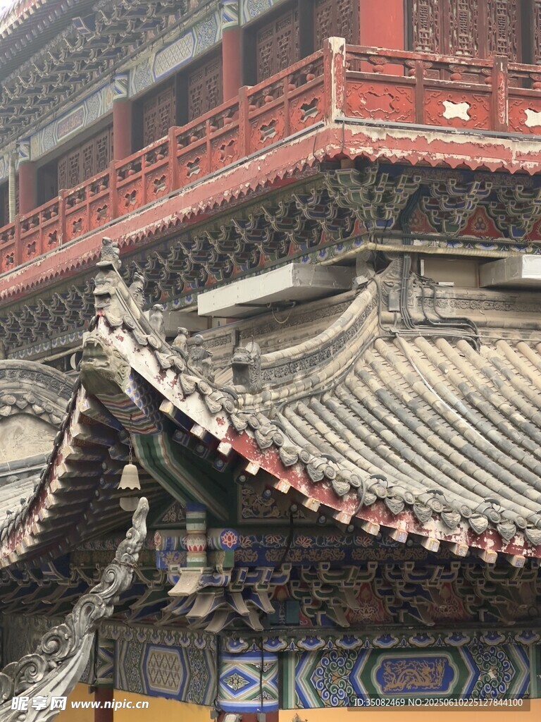中式古建筑屋檐一角