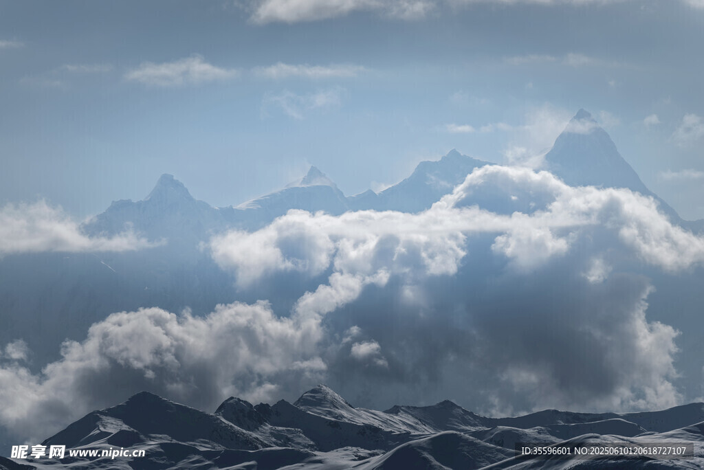云海中的壮丽雪山景观