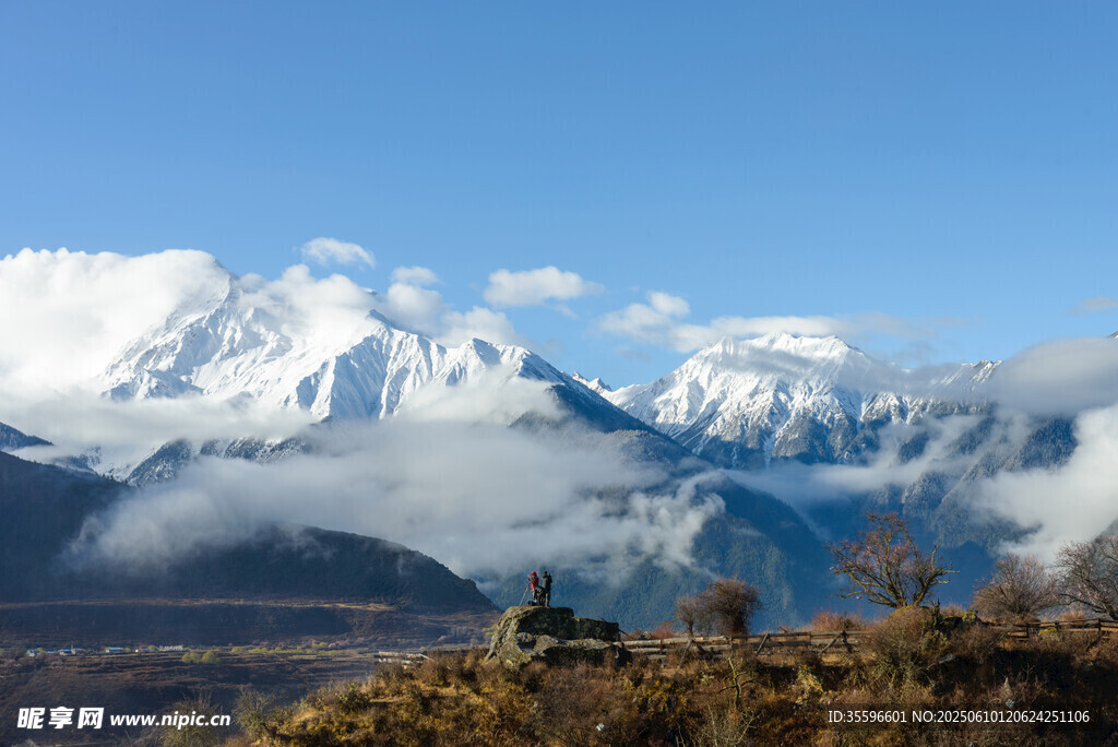 壮丽雪山云海景观