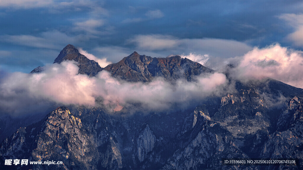 巍峨雪山云雾缭绕美景