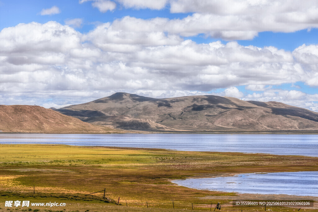 草原湖泊与远山美景