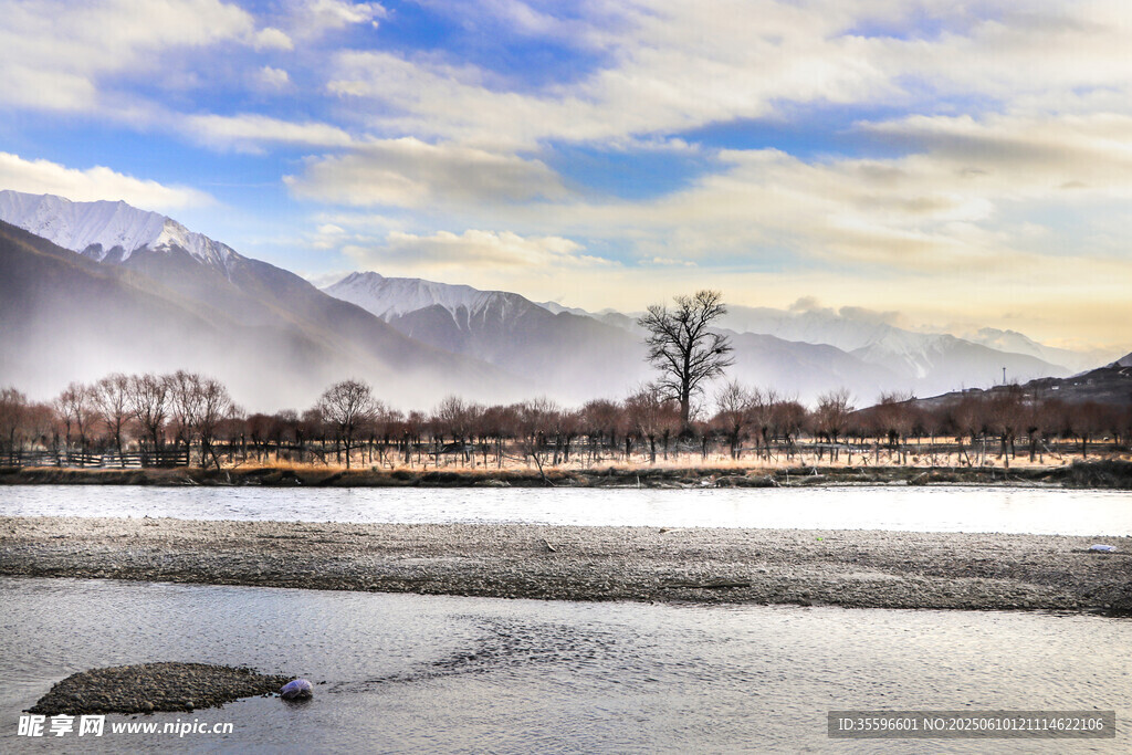 河畔山川美景