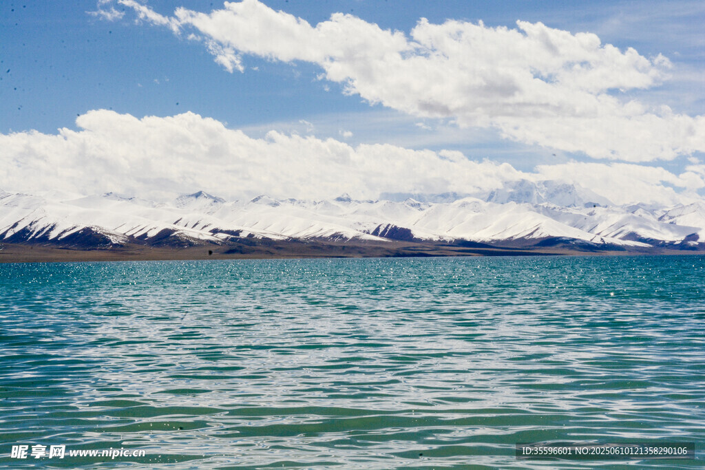 湛蓝湖水与远处雪山美景