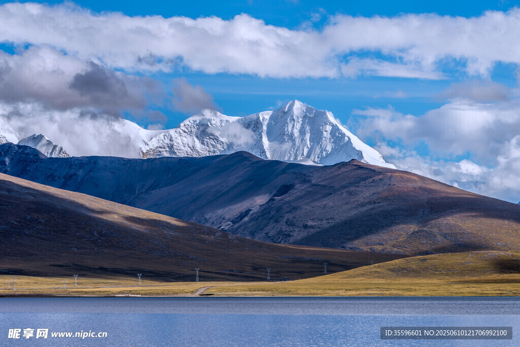 壮丽雪山下的辽阔美景
