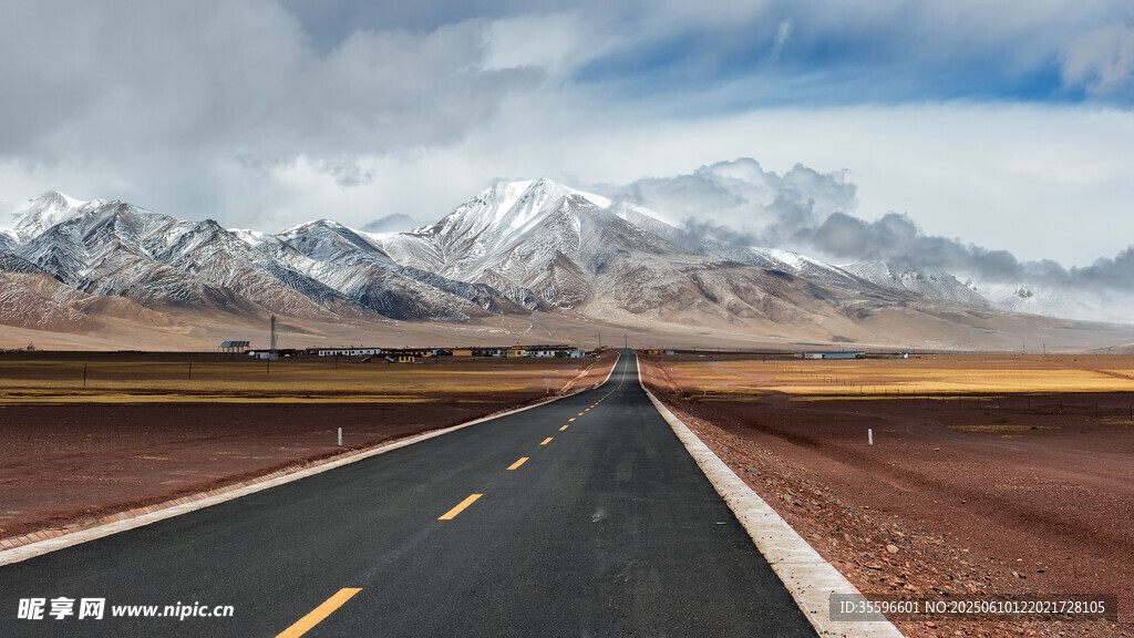 旷野公路远山雪峰