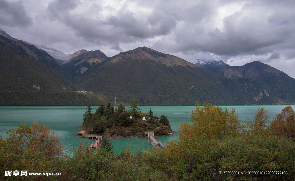 湖畔山林美景