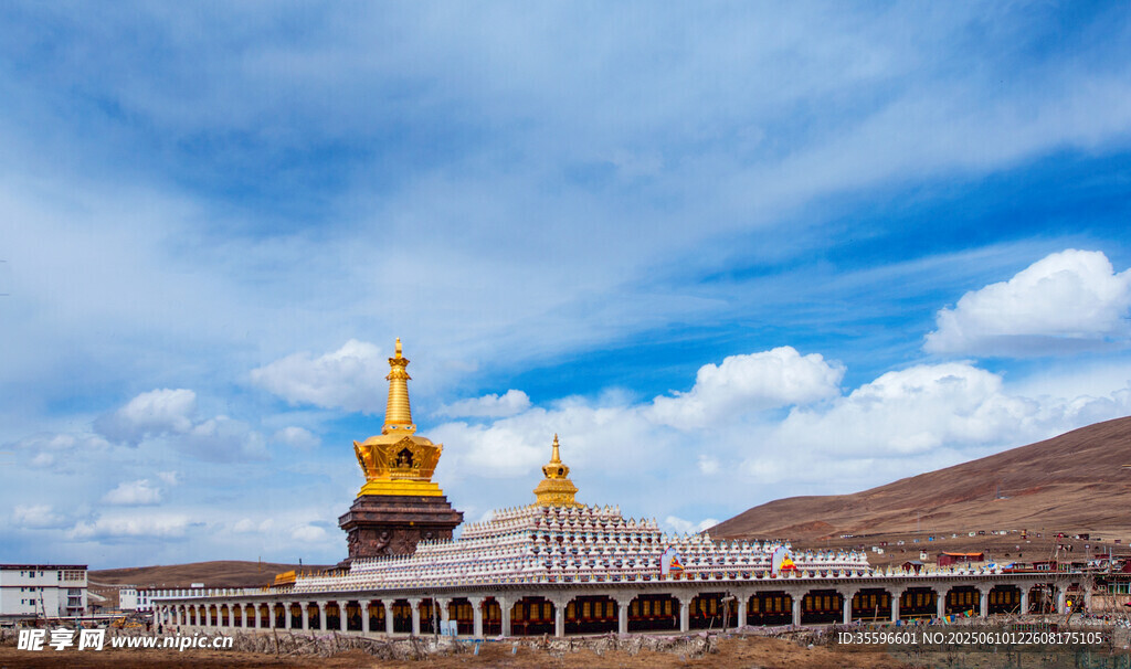 藏式金顶建筑蓝天白云景