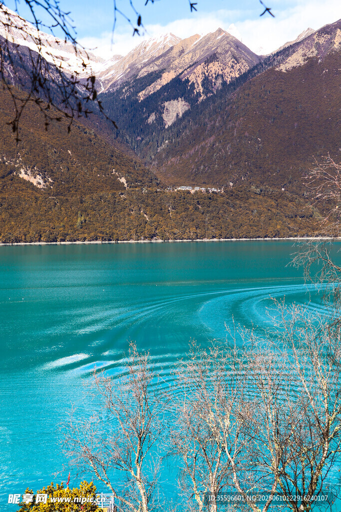 梦幻蓝湖与远处雪山美景