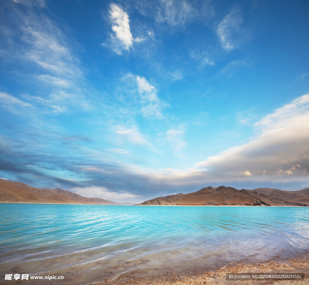 梦幻蓝湖与天际美景
