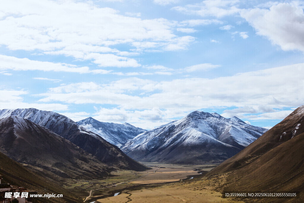 壮丽雪山山谷风景图
