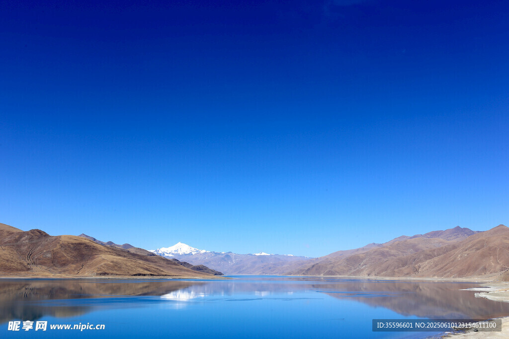 静谧蓝湖映远山美景