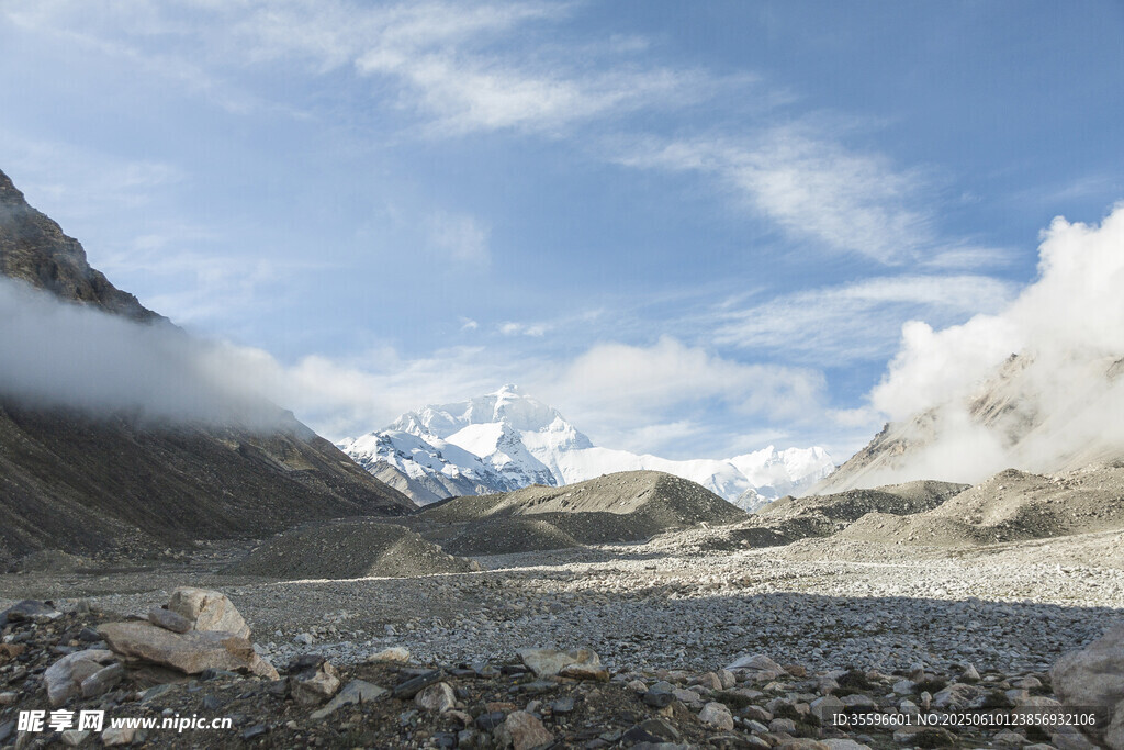 壮丽雪山下的开阔地貌