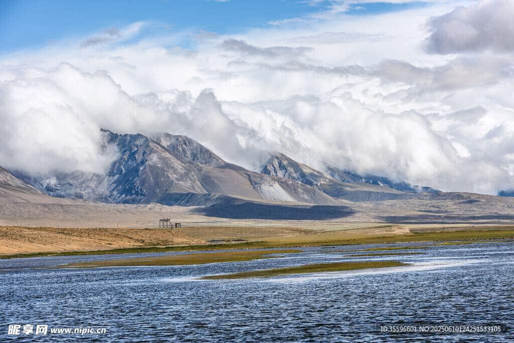 高原湖畔壮丽雪山美景