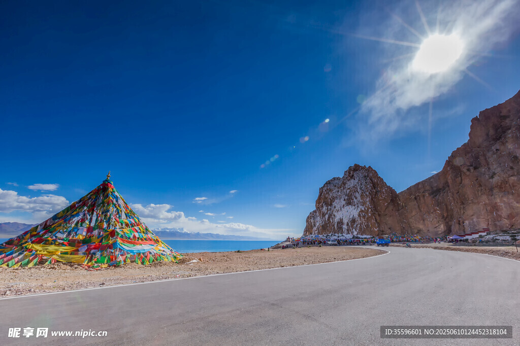 公路旁的多彩经幡与山峦