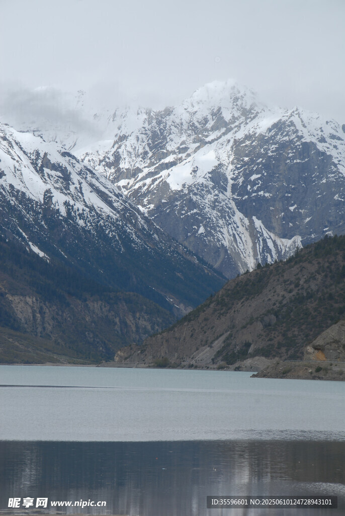 雪山下的宁静湖泊