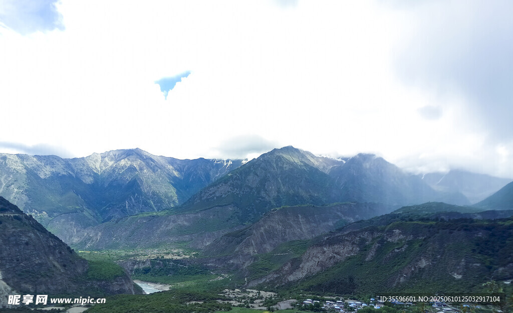 壮丽山景云雾缭绕山谷
