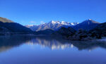 宁静湖山雪山倒影之美