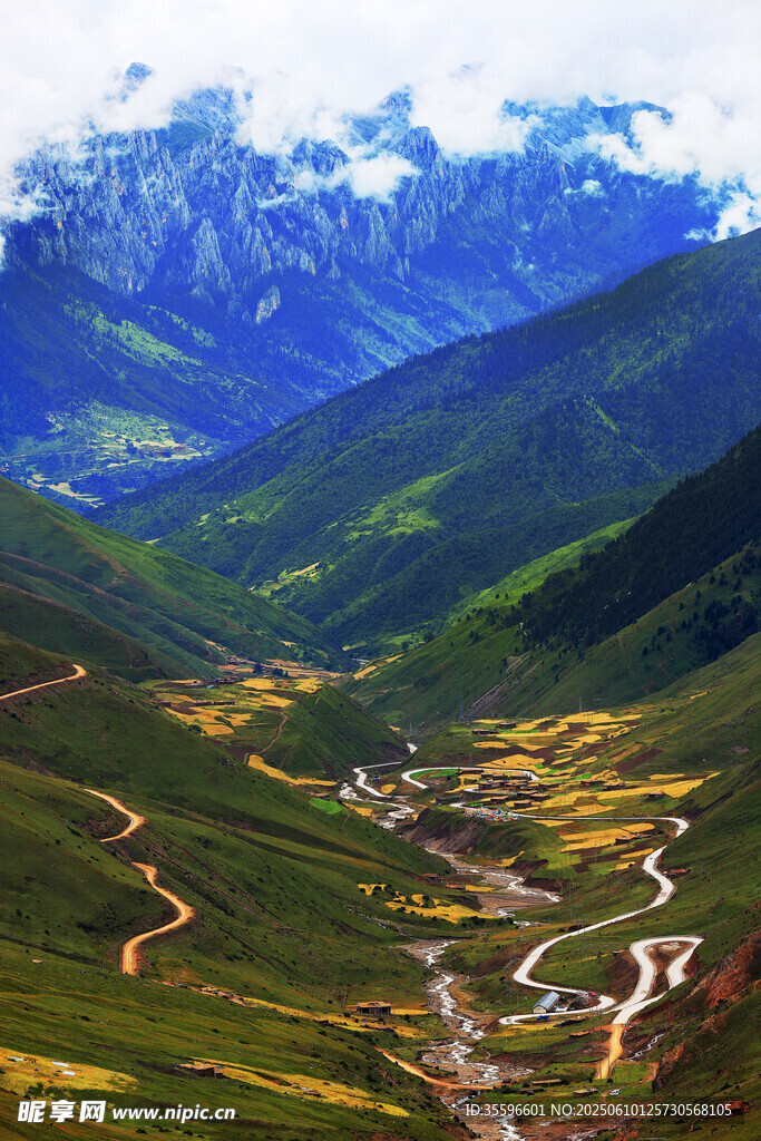 山间美景蜿蜒公路穿绿野