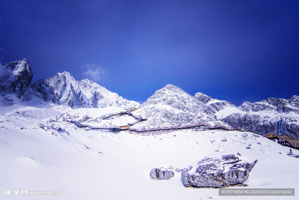 雪山壮丽风光