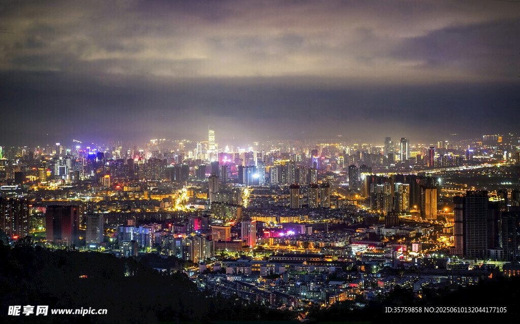 城市璀璨夜景俯瞰图