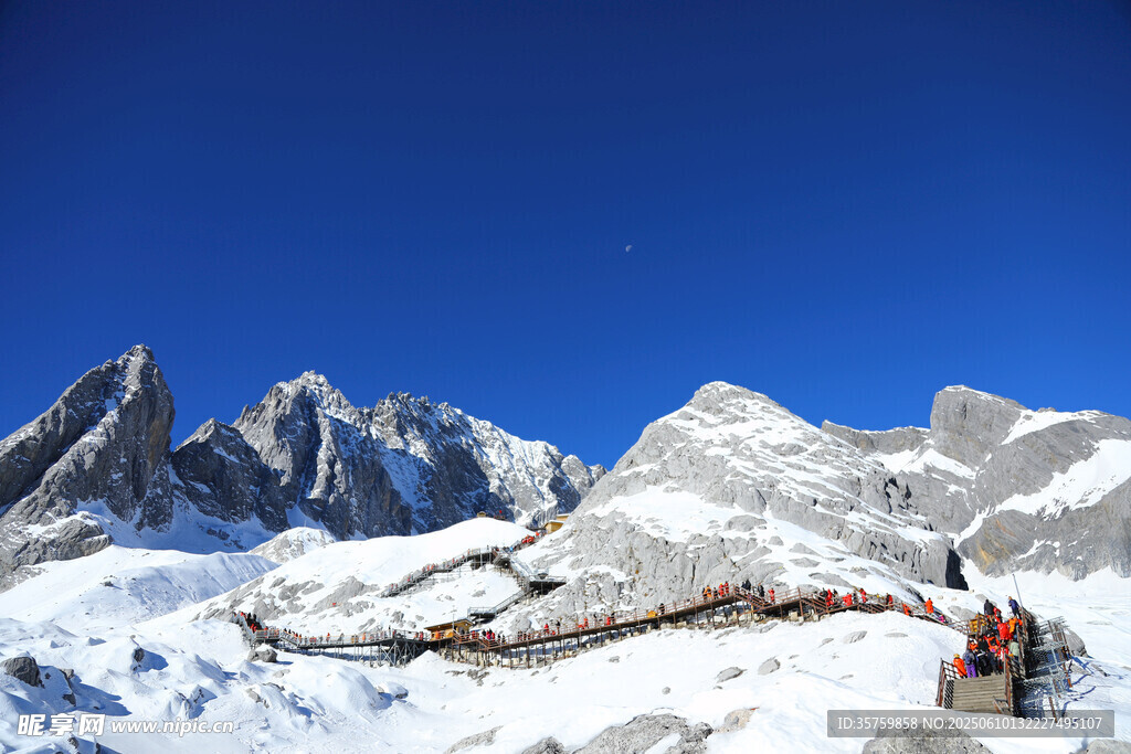 雪山壮丽风光