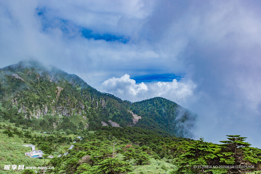 山间云雾缭绕的秀丽景致