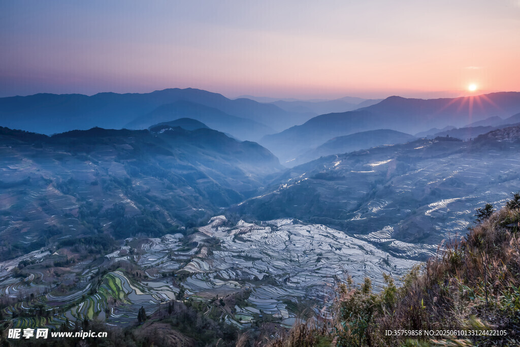 山间日出美景