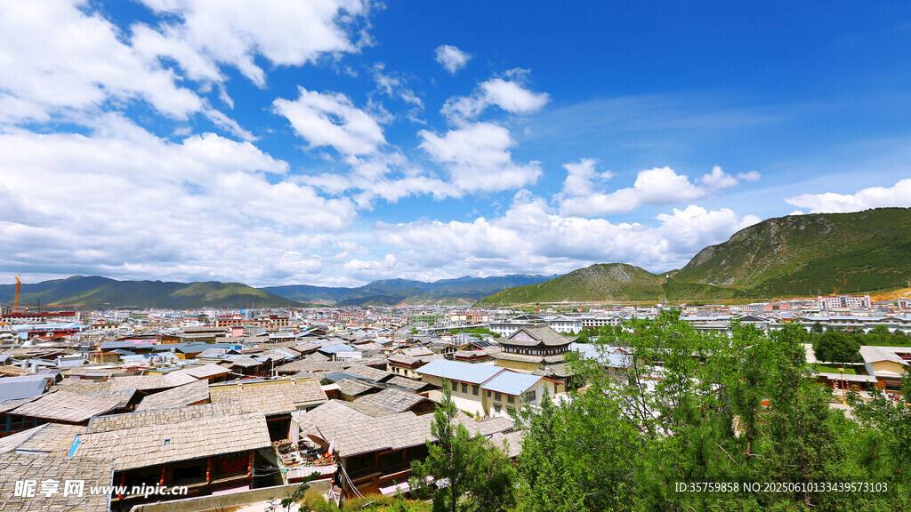 川西草原上的村落景观