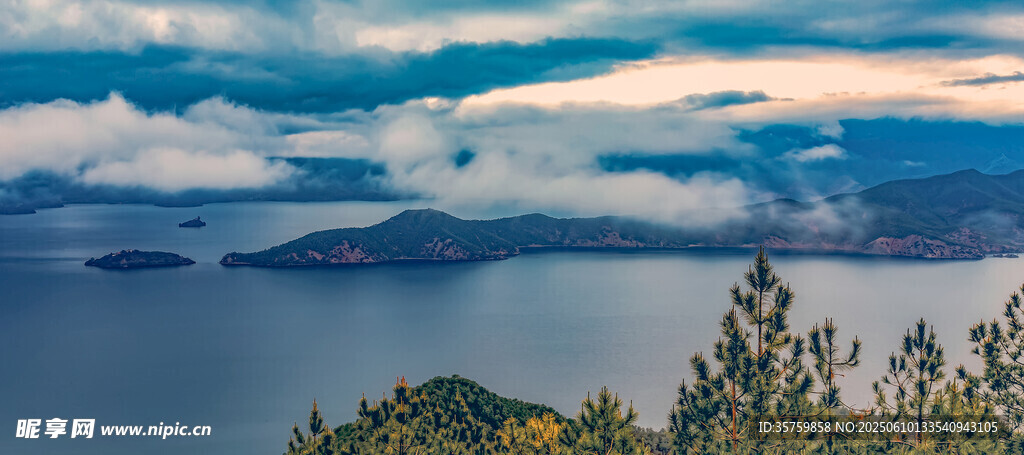 湖畔美景云绕远山