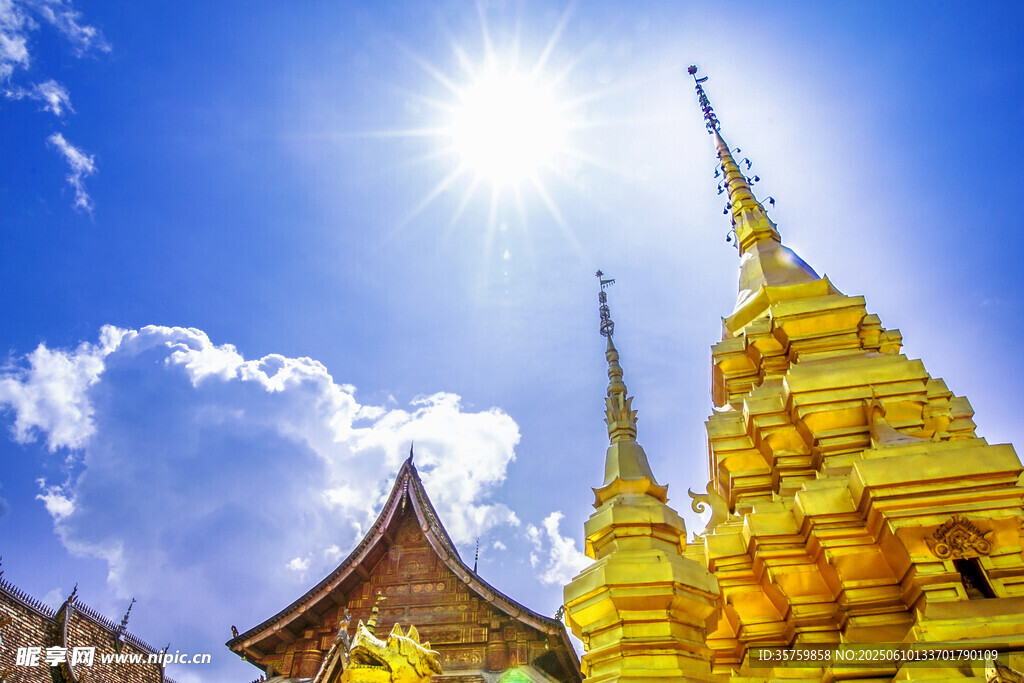 泰国金塔阳光下的壮丽景观