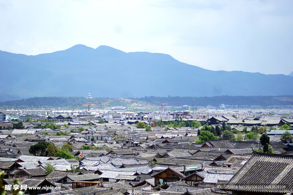 俯瞰山城小镇风光