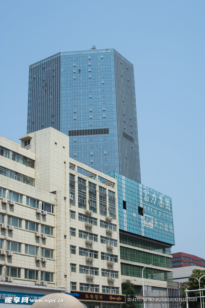 城市中的新旧建筑对比