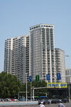 城市高楼林立的街景
