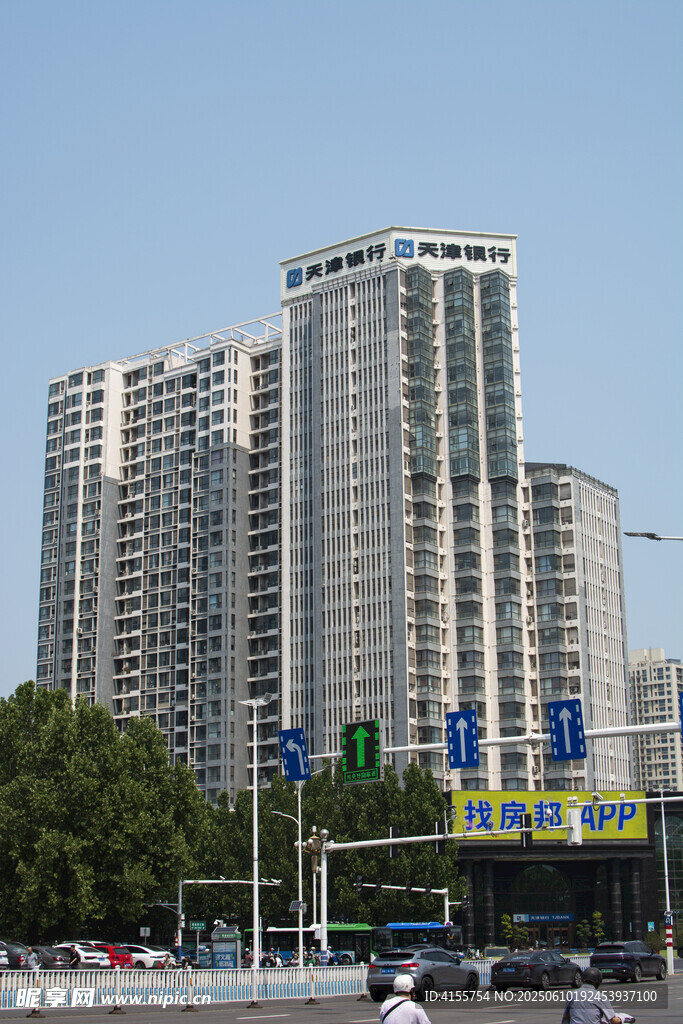 城市高楼林立的街景