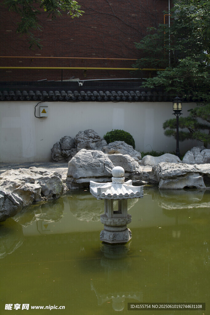 中式庭院中的石质水景