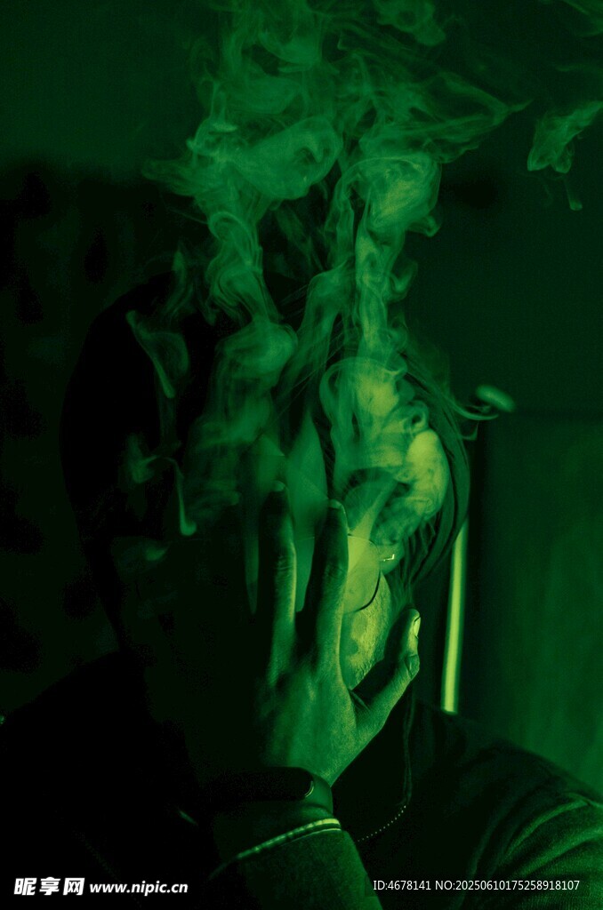 绿烟笼罩下的神秘人物