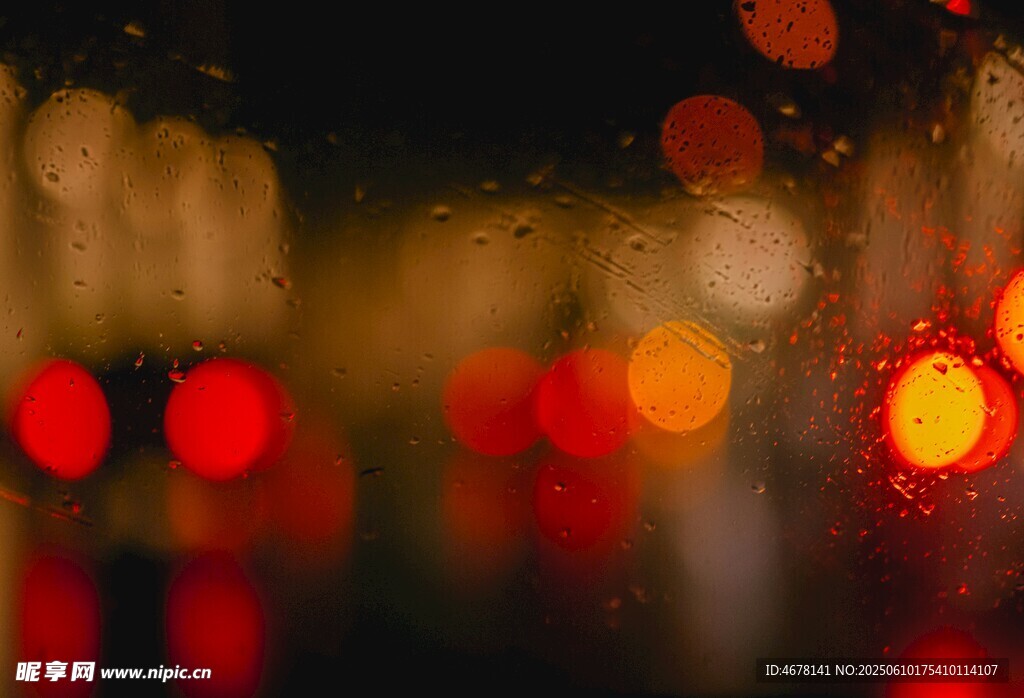雨夜车窗上的斑斓光影