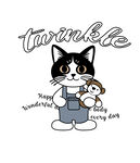 可爱猫咪抱着小熊玩偶