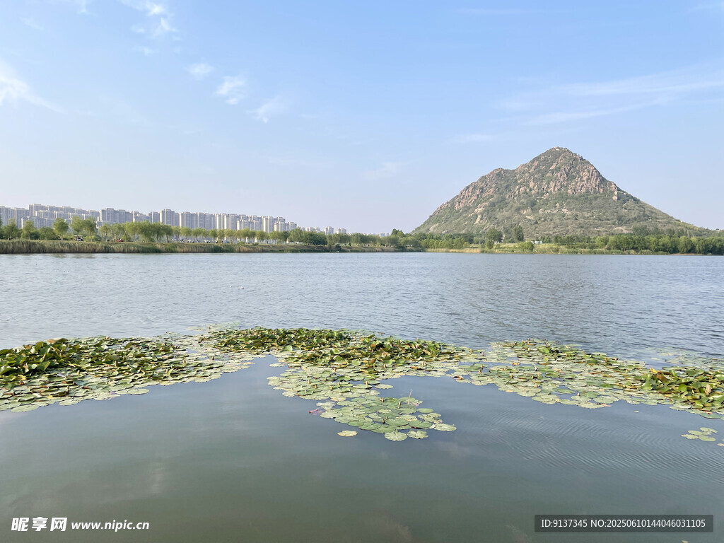 湖畔青山绿水景致迷人