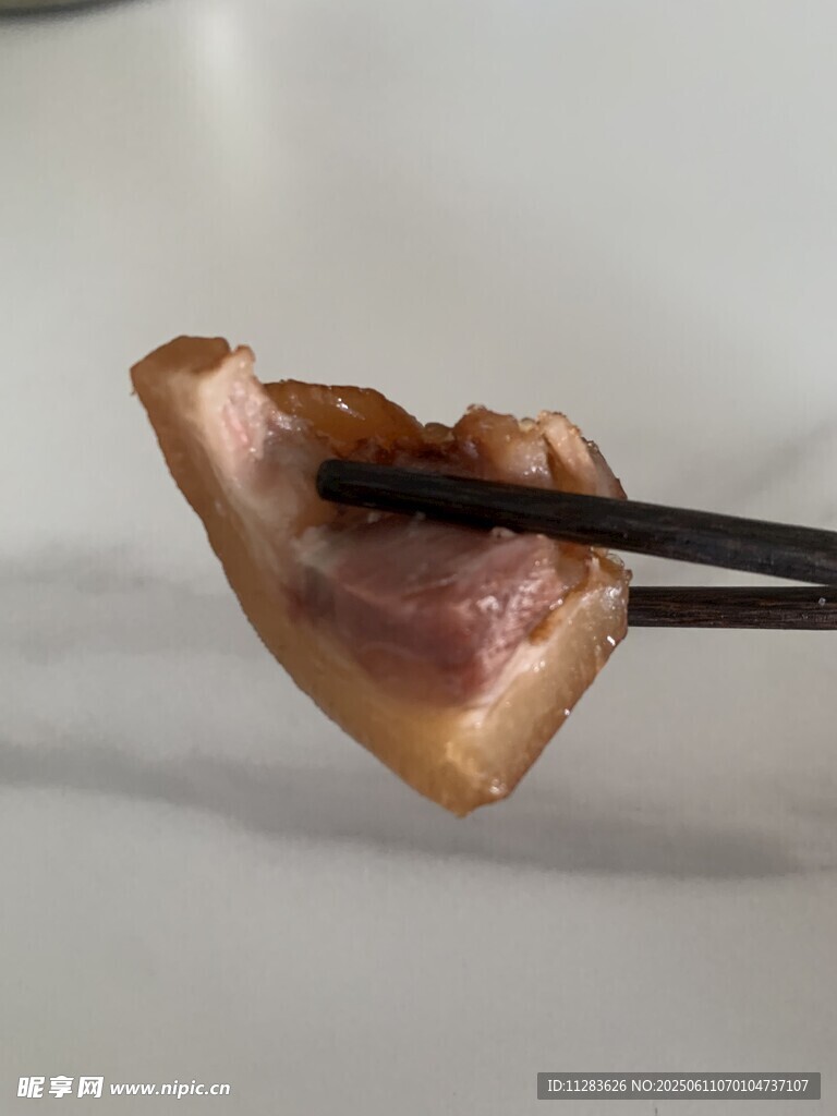 筷子夹着的美味肉片
