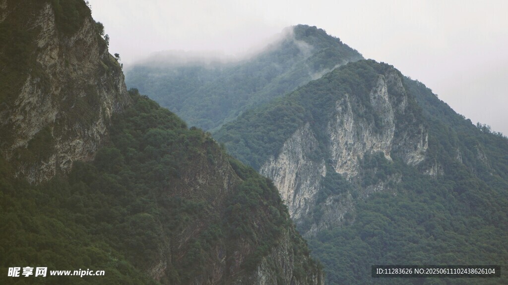 云雾缭绕的巍峨山峦