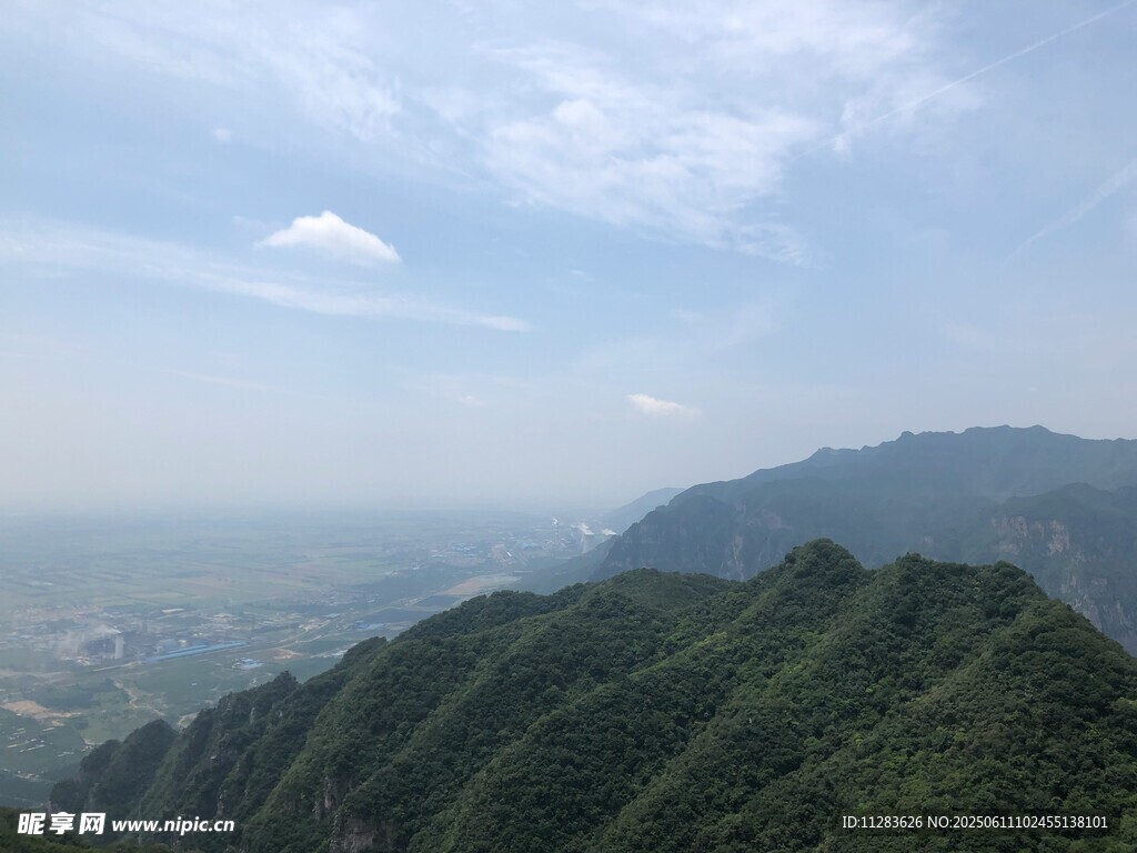 青山云海间的壮美风光