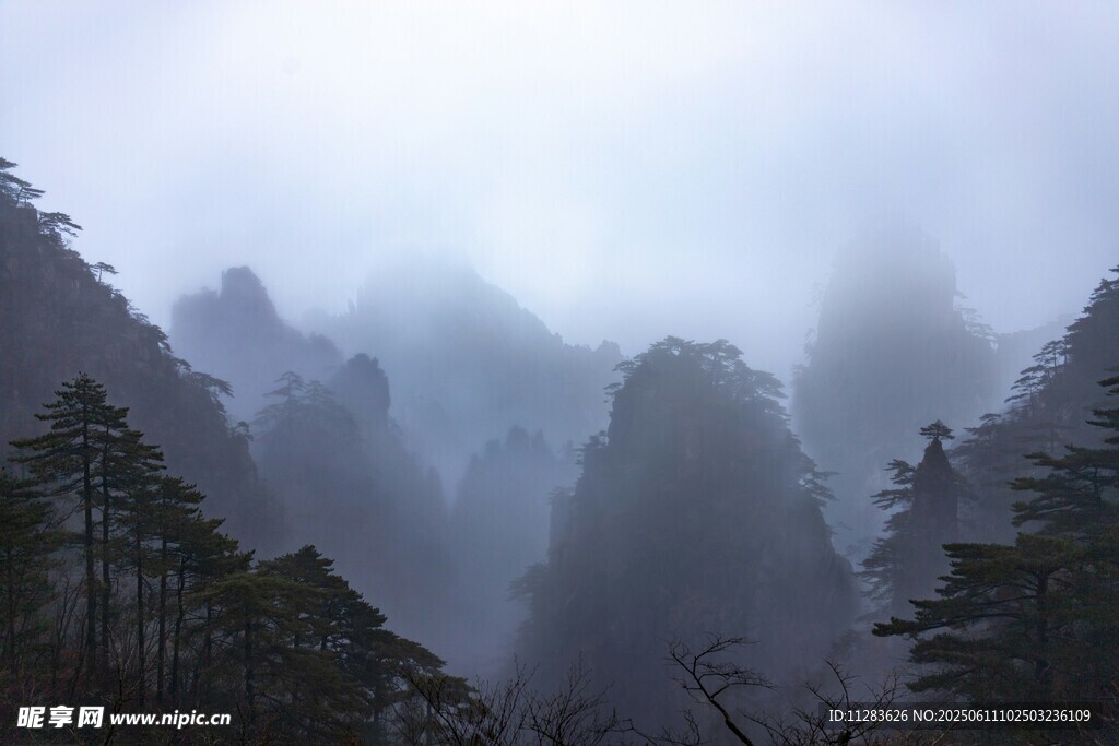云雾缭绕的壮丽山峰