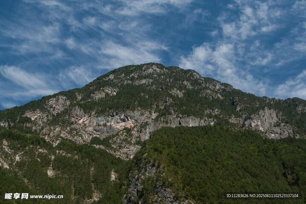 巍峨青山伴蓝天