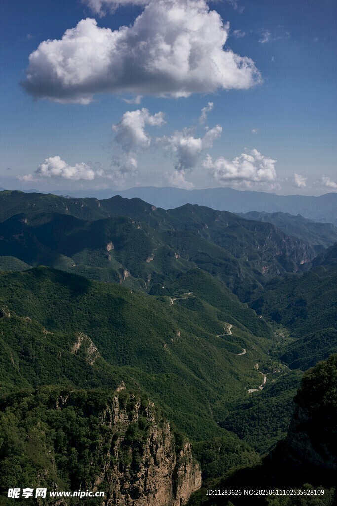 山峦云海间的壮美风光