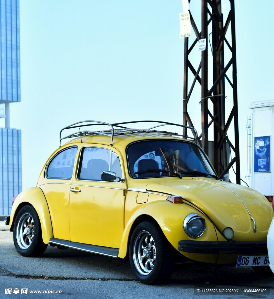 复古黄色甲壳虫汽车