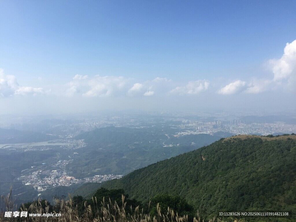 山顶俯瞰城市与山海风光
