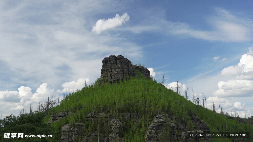 云绕奇峰