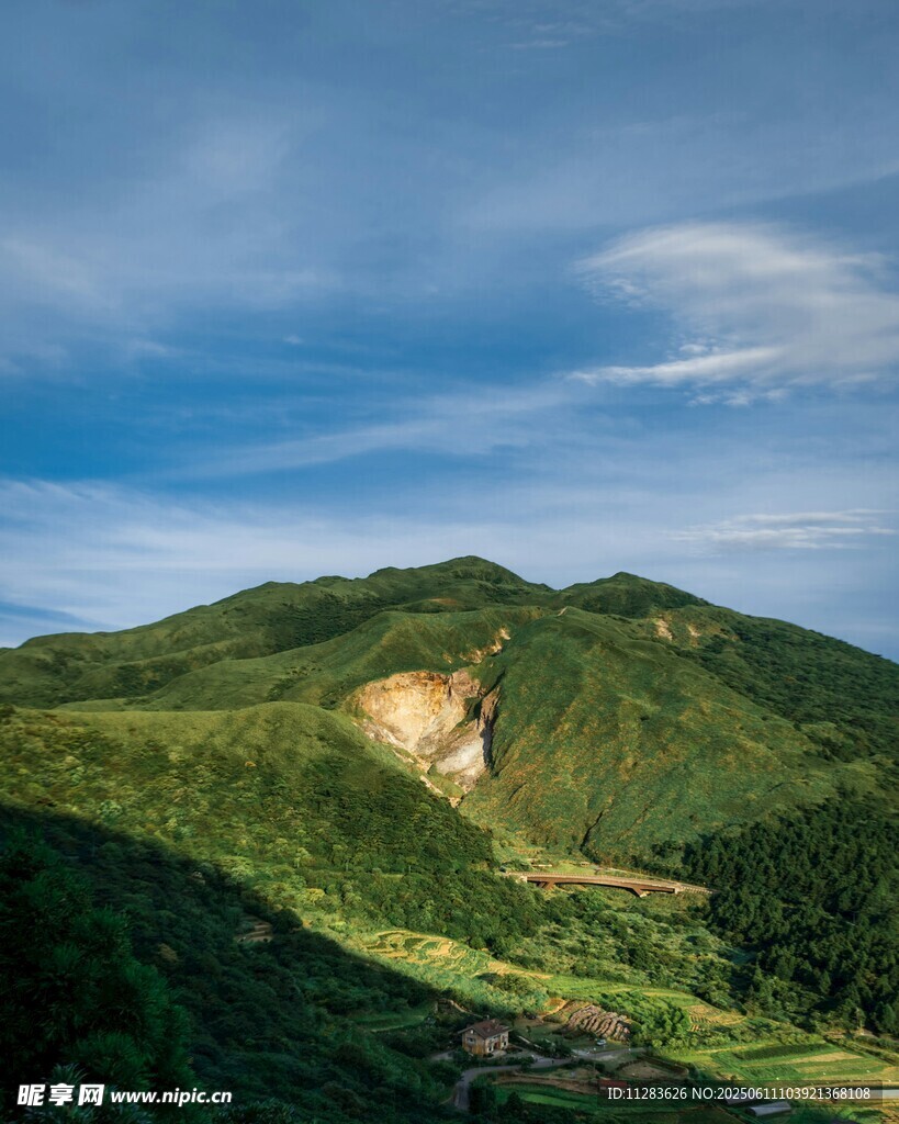 青山蓝天间的秀丽自然风光